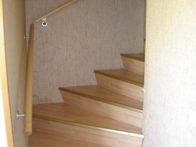 Natürlich können wir Ihre Treppe auch mit einem hochwertigen Laminat- oder Korkboden belegen und den Handlauf anpassen.
